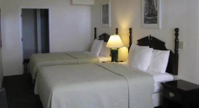 Четырёхместный номер Superior 5th Street Inn