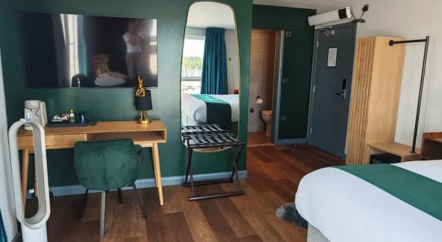 Номер Deluxe с балконом и с видом на гавань Pinnacle Suites Hotel