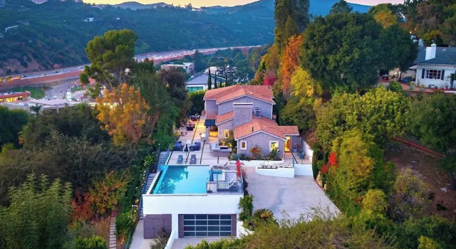 Коттедж LA Hillside Retreat w/ Pool, Views, Fire Pit & Outdoor Lounging Casa Bellagio by Avantstay