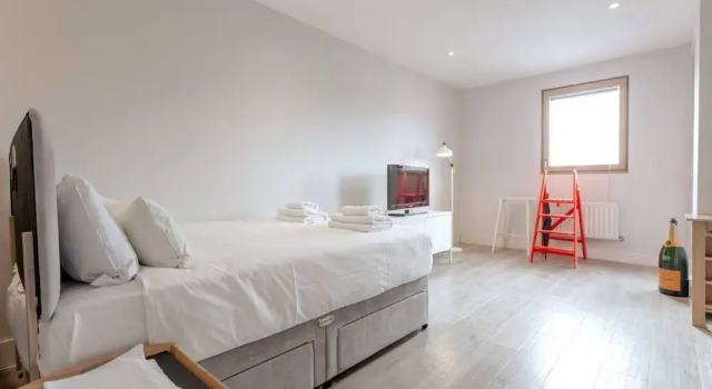 Pristine Modern Flat in East London, Забронировать Отель Отели Большого Лондона 3 звезды, 3*