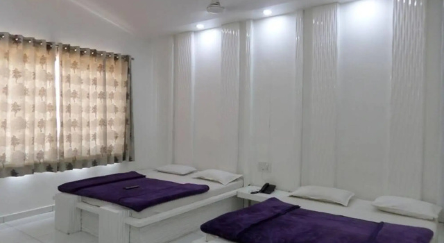 Hotel Sunrise, Забронировать Отель Отели штата Махараштры с парковкой, Парковка