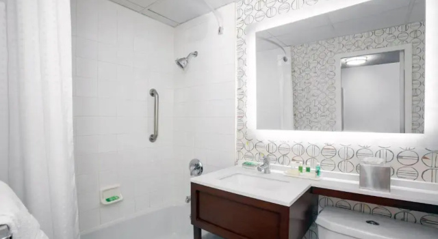 Четырёхместный номер Standard Holiday Inn Binghamton-Downtown Hawley Street by IHG
