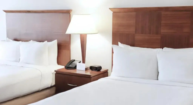Четырёхместный номер Standard Ontario Airport Hotel & Conference Center