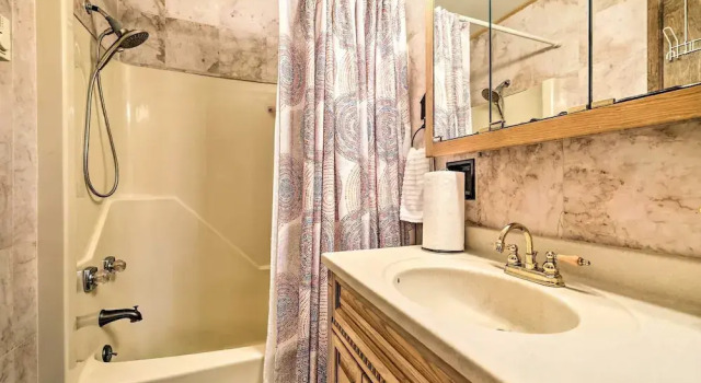 Walk to Lake: Game Room Getaway in Pocono Summit!, Đặt Nhà nghỉ dưỡng Pocono Summit Pennsylvania