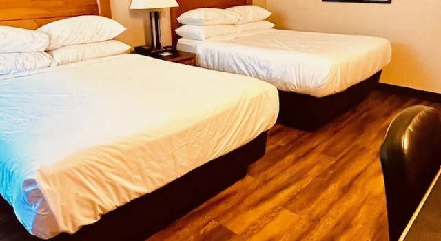 Четырёхместный номер Standard Royal Hotel Lloydminster