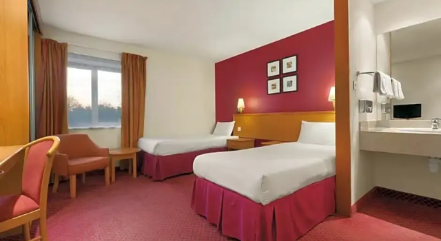 Номер Standard Days Inn by Wyndham Stevenage North