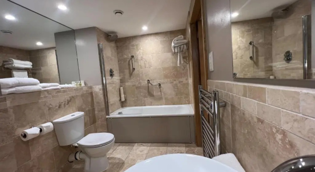 Номер Family с видом на поле стадиона DoubleTree By Hilton Milton Keynes