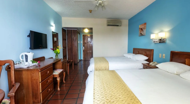 Четырёхместный номер Standard с балконом и с видом на сад Grafton Beach Resort