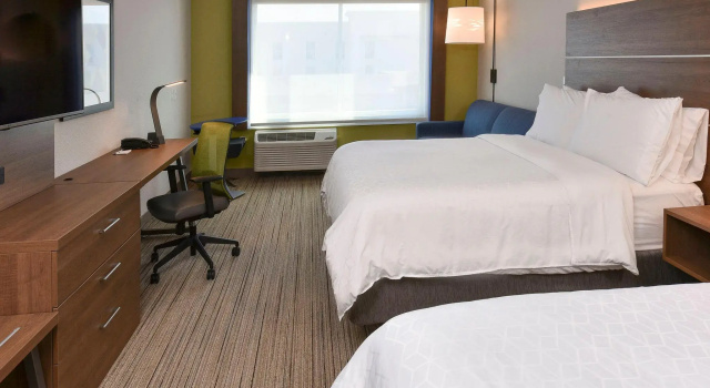 Четырёхместный люкс Holiday Inn Express & Suites Madisonville by IHG