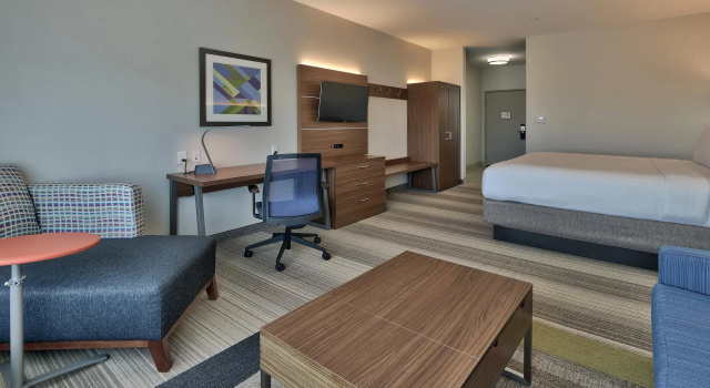 Двухместный люкс Holiday Inn Express & Suites Houston East - Beltway 8 by IHG