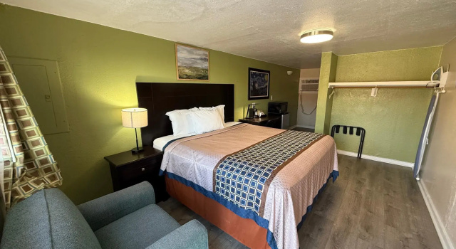 Executive Inn and Kitchenette Suites