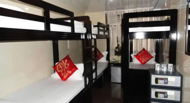 Кровать в общем номере (мужской номер) Germany Hostel Block D 24 HOUR RECEPTION 10TH FLOOR FLAT D8