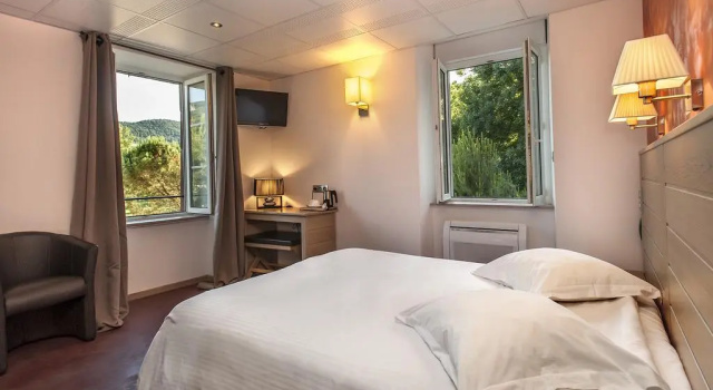 Logis Hôtel Restaurant Les 2 Rives - A75, en bordure de rivière, Забронировать Отель Банассак Lozère