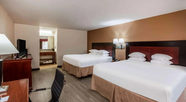 Четырёхместный номер Standard Days Inn & Suites by Wyndham Tyler