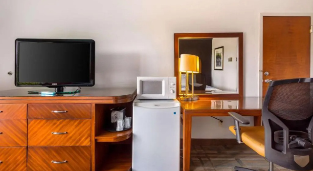 Четырёхместный номер Standard с видом на бассейн Econo Lodge Winter Haven Chain of Lakes