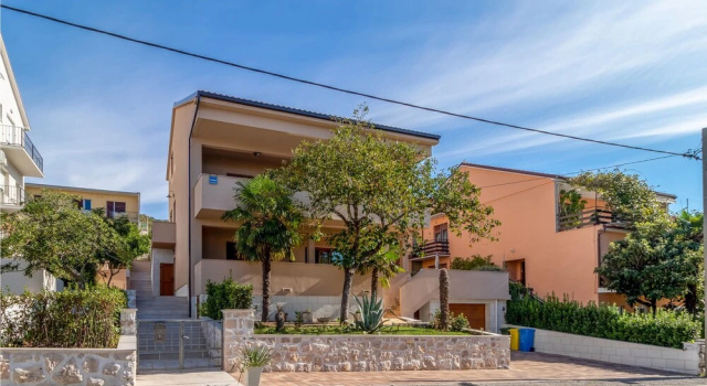 Beautiful Home in Dramalj With Wifi and 1 Bedrooms, Забронировать Отель Отели Приморско-Горанской жупания с парковкой, Парковка