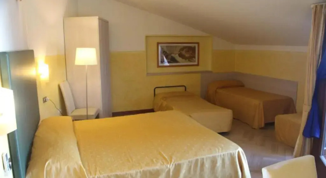 Четырёхместный номер Standard с балконом Albergo Sole