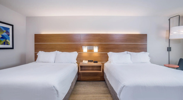 Четырёхместный люкс с 2 комнатами Holiday Inn Express Wisconsin Dells by IHG