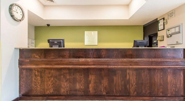 Quality Inn & Suites, Забронировать Отель Отели Ла-Вергн с завтраком, Завтраки