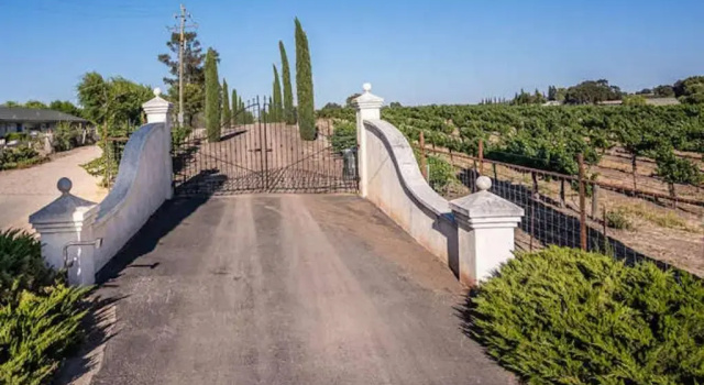 Коттедж Chateau Robles -Vineyard English Garden