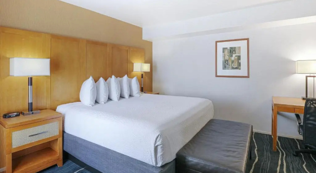 Люкс с 2 комнатами Ramada by Wyndham Costa Mesa/Newport Beach