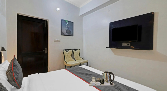 OYO Townhouse 880 Saffron Hotel  Banquet, Забронировать Отель Нью-Дели Национальный столичный округ Дели
