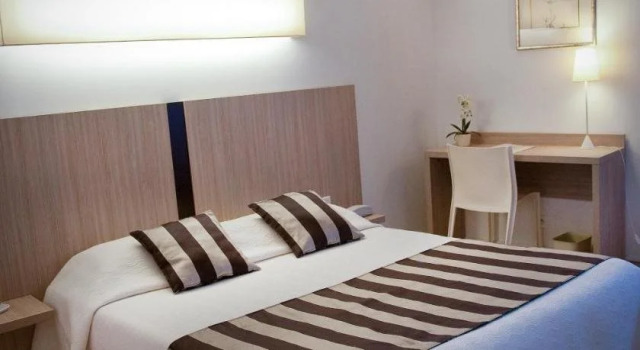 La Taverne, Забронировать Отель Юзес Gard