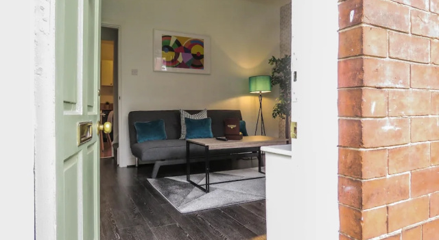 Tudors eSuites Historic Townhouse Birmingham with Garden, Забронировать Дом для отпуска Виллы Бирмингема, Вилла