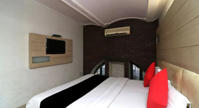 Capital O 1382 Mohan Hotel, Забронировать Отель Лакхнау штат Уттар-Прадеш, рядом с Вокзал Лакхнау