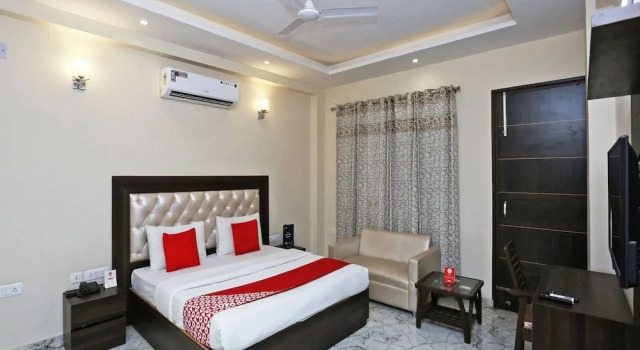 OYO 14482 Live Inn, Забронировать Отель Гургаон Gurgaon Region
