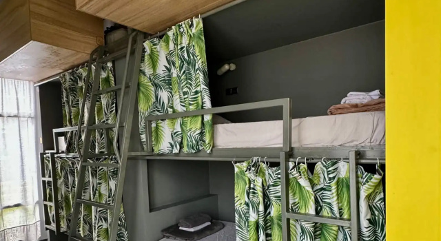 Кровать в общем номере Iconic Athens Hostel