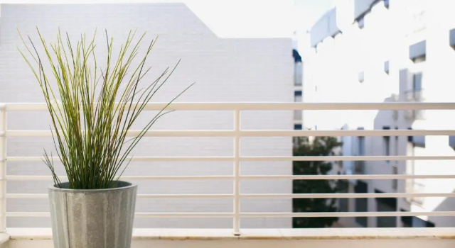 Апартаменты Lets Holidays White Apartment with Terrace, AC & Parking, Near Beach