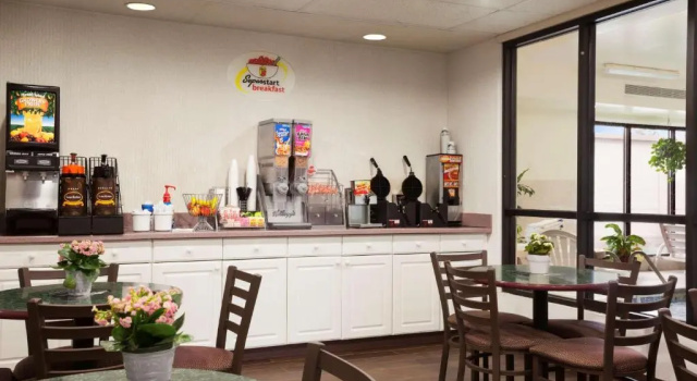 Четырёхместный номер Standard Super 8 by Wyndham Aurora/Naperville Area