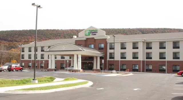 Полулюкс Holiday Inn Express & Suites Cumberland - La Vale by IHG