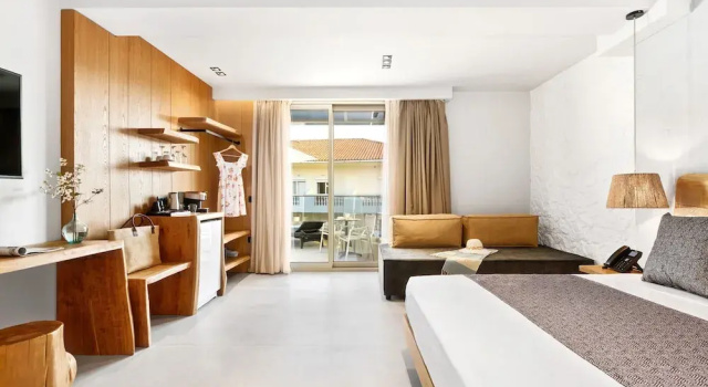 Трёхместный номер Standard с балконом и с видом на сад Emily's Luxury Suites
