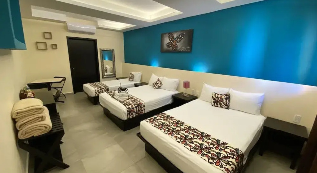 Трёхместный номер Standard с балконом Hotel Taxaha