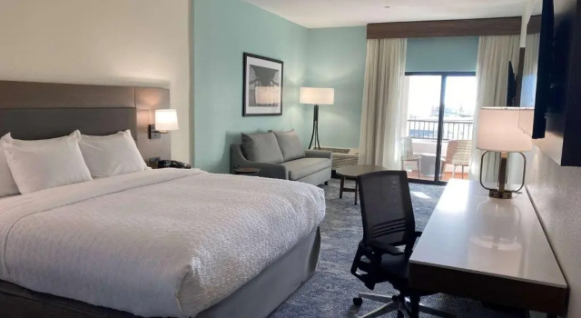 Люкс La Quinta Inn & Suites by Wyndham Santa Cruz