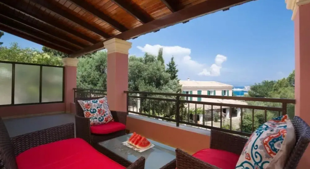 Вилла с балконом The Four Seasons House City Villa with Pool