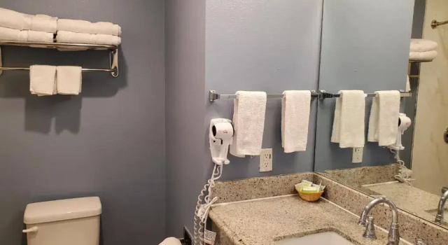 Четырёхместный номер Economy Ocean Surf Inn & Suites