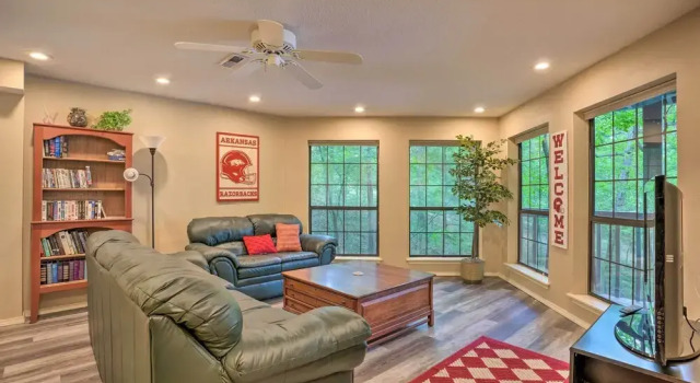 Beaver Lake Retreat w/ Deck & Private Hot Tub, Đặt Nhà nghỉ dưỡng Lost Bridge Village Mỹ