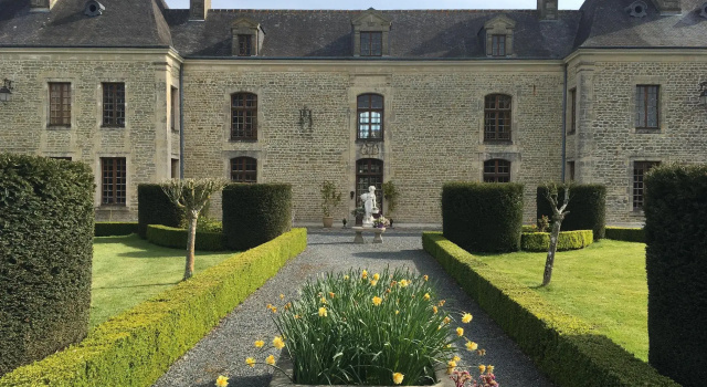 Logis Hotel Du Chateau, Забронировать Отель Отели Кана с завтраком, рядом с Ботанический сад в Кане, Завтраки
