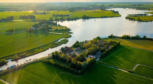 Коттедж Swarm - 3 Waterlodges Naast Elkaar in Friesland