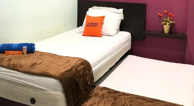 Cama em dormitório (Dormitório Feminino) KoolKost Syariah near Tunjungan Plaza 2