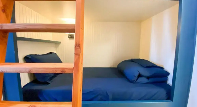 Кровать в общем номере ITH Santa Barbara Surf Hostel