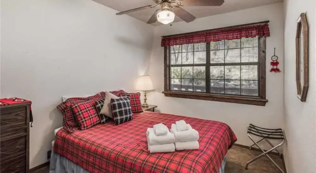 Plaid House - Three Bedroom Cabin