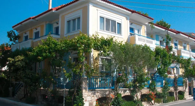 Paris Beach Hotel, Забронировать Отель Иреон Самос, рядом с Место проведения рок-фестиваля на острове Самос