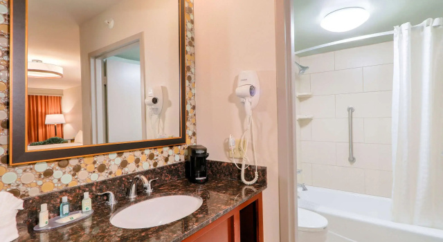 Четырёхместный номер Standard Quality Inn Near the Island Pigeon Forge