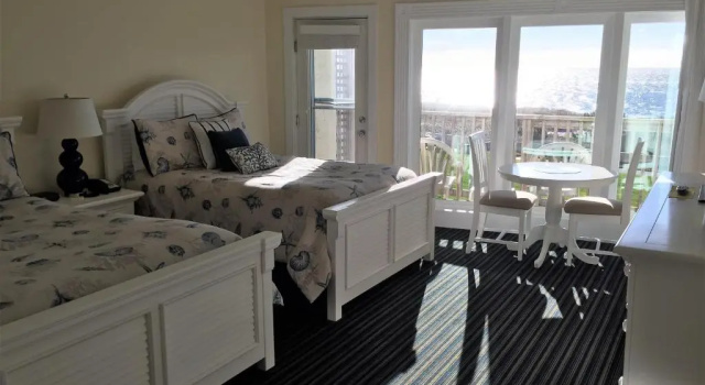 Четырёхместный номер Standard с балконом и с видом на океан Surf & Sand Beach Motel