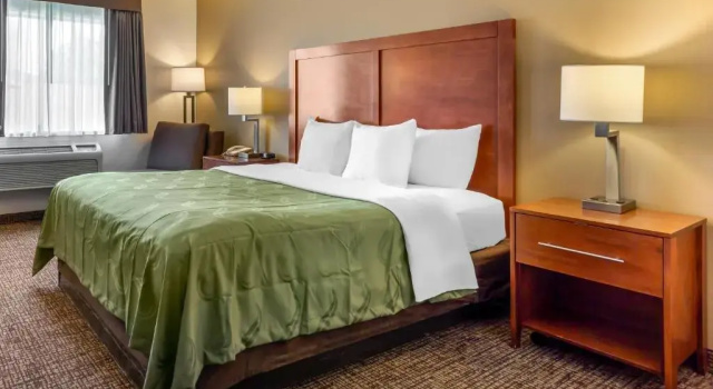 Номер Standard Quality Inn Logan near University