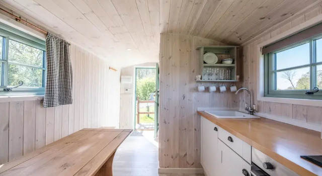 Honeysuckle Farm Hut 5 - Suffolk Farm Holidays, Buchen Sie Bauernhof Hotels in Suffolk mit Parkplatz, Parkplätze